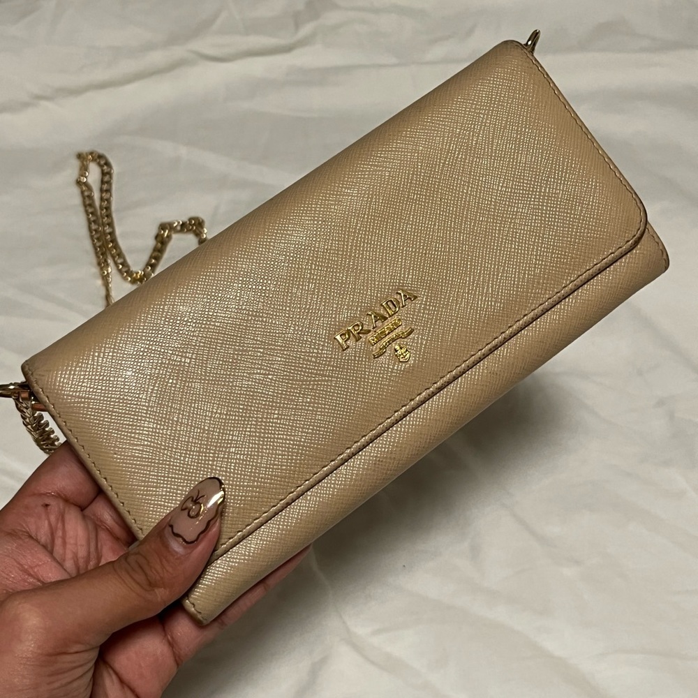 PRETTY VINTAGE PRADA WALLET ON A CHAIN